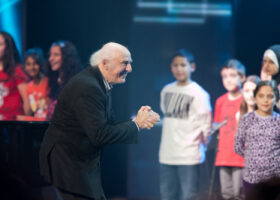 Gilles Vigneault et les enfants de la Chorale de l’école  Gilles-Vigneault